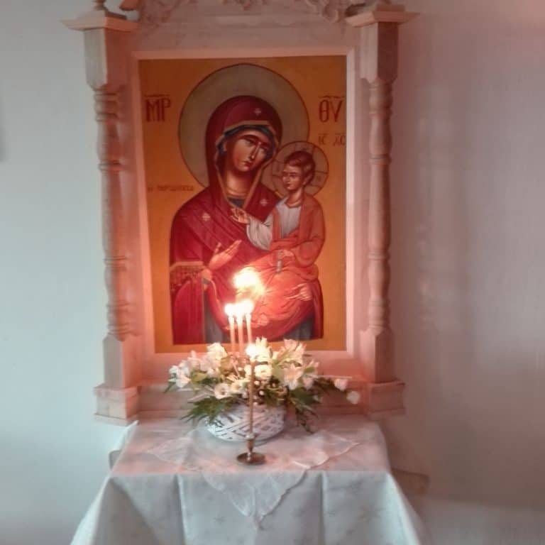 Az Istenszülő ikonja talpazat és festés nélkül