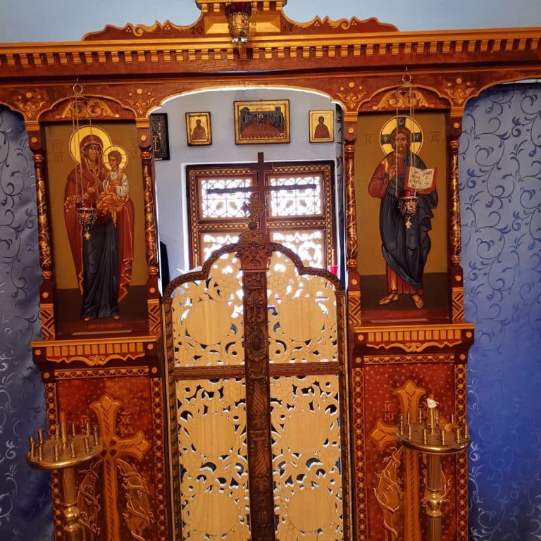 A királyi ajtó kivágva