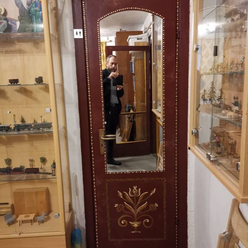 A mellékhelység ajtaja