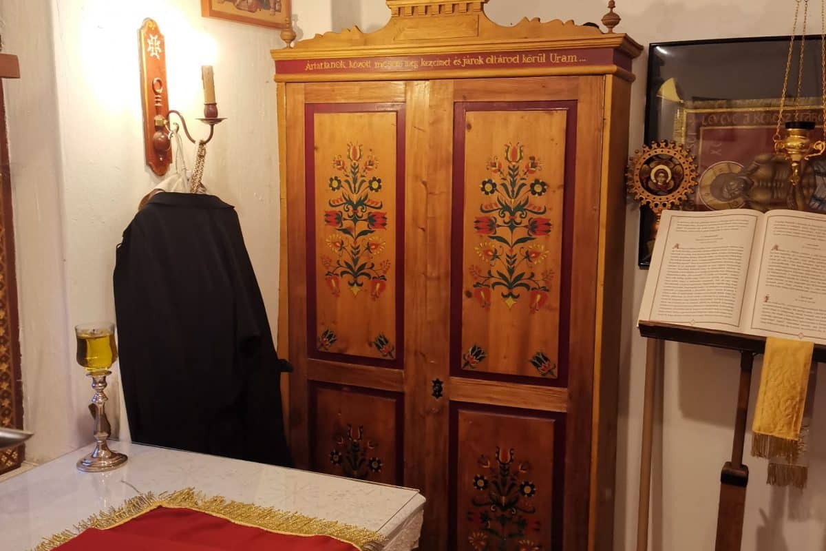 Az oltármosdószekrény
