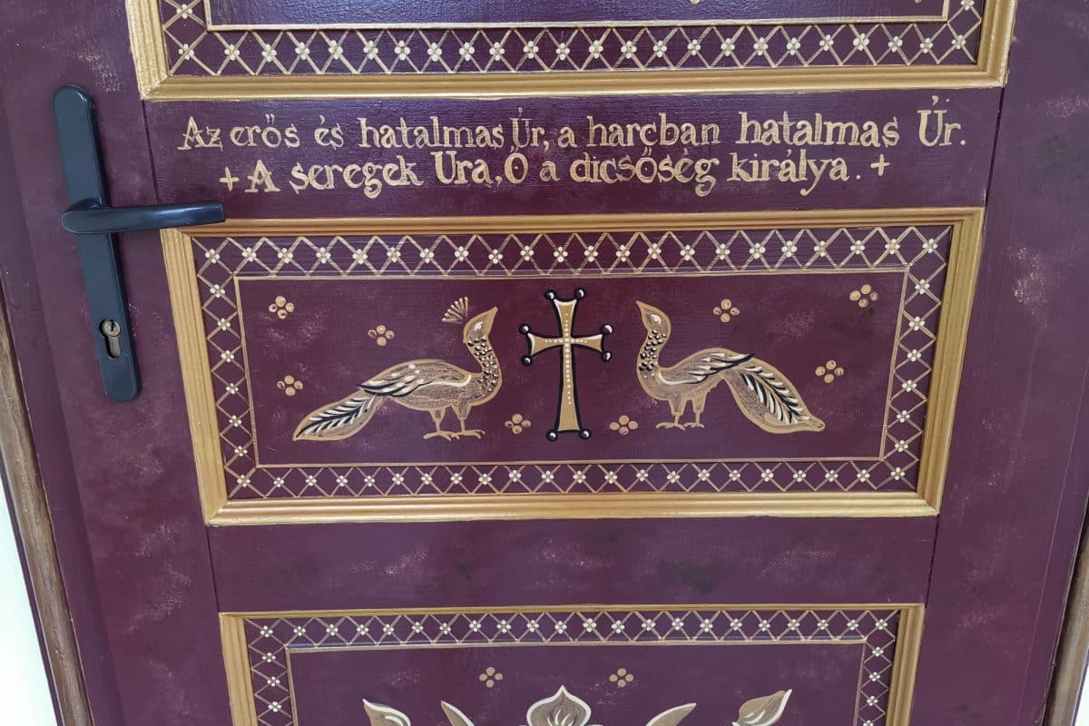 A bejárati ajtó középső része kívülről